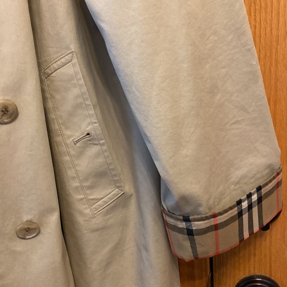 Authentic Burberry London hooded trench coat made in USA - Picture 3 of 7